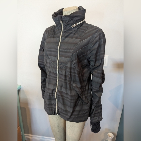 Lululemon Women's Run Hustle Jacket black & Gray reflective micro-stripes Sz 12 - Picture 1 of 16